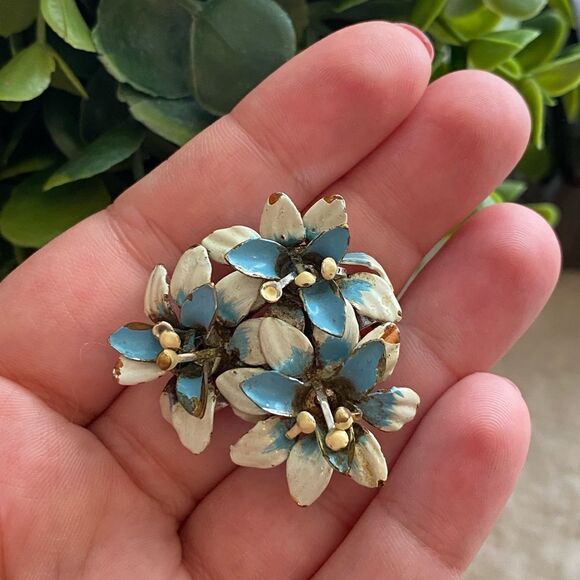 Vintage Blue and White Flower Brooch Pin - Picture 2 of 7